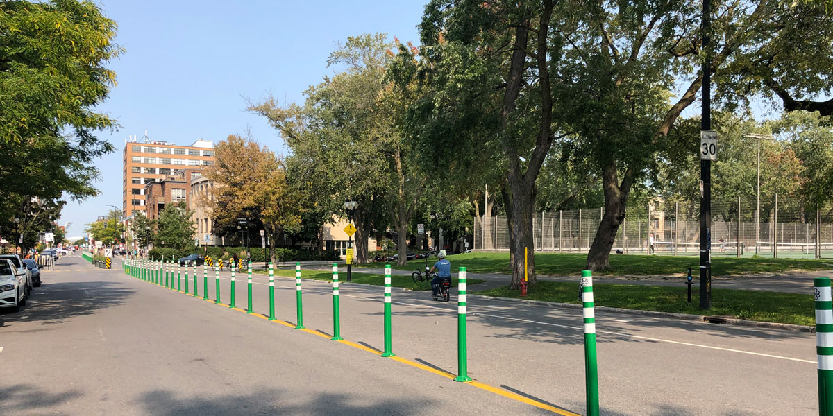 Installations de délinéateurs flexibles au parc Laurier à Montréal pour une piste cyclable et piétonne par Trafic Innovation
