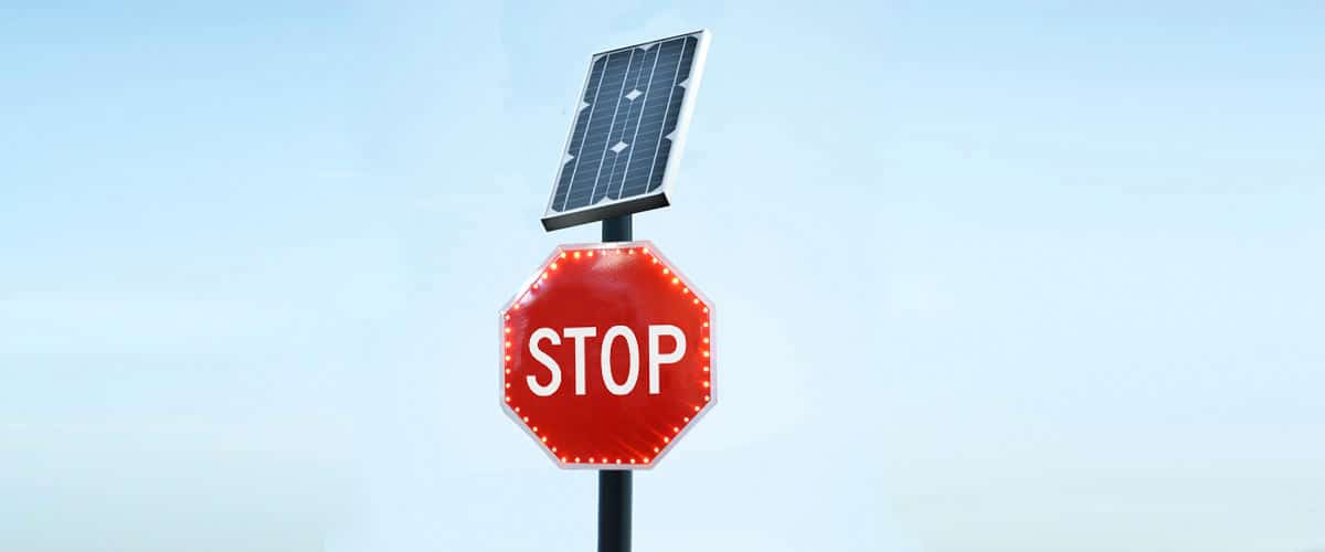Luminous LED stop sign with solar panel - LED electronic signs - THIN - Traffic Innovation