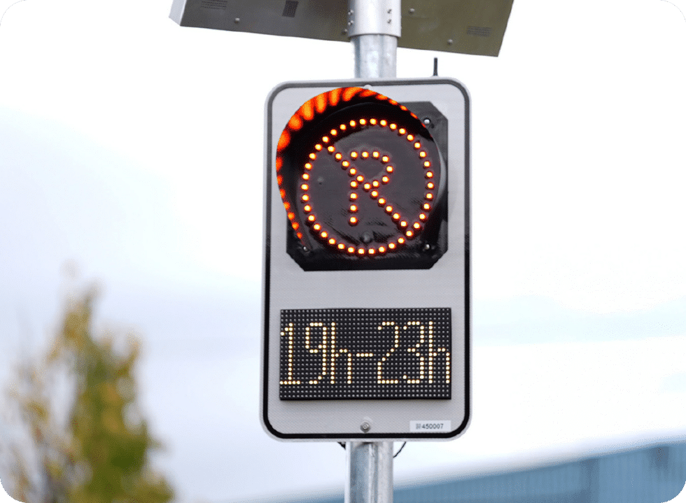 Thin dynamic parking restriction sign solar led