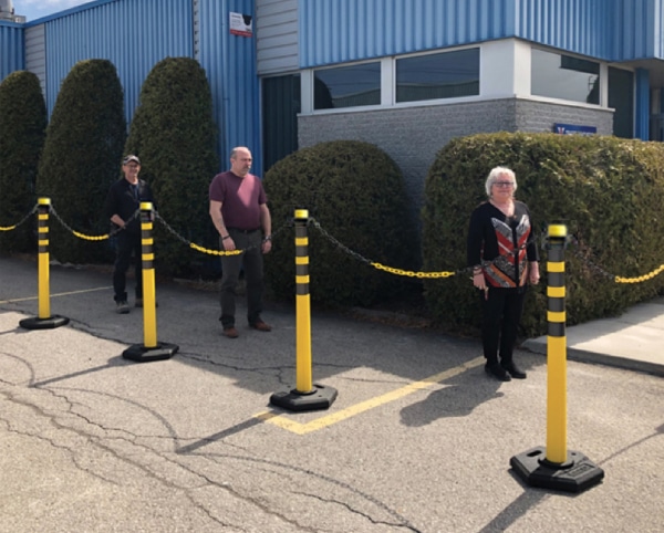 DEFLEX delineator for pedestrian and waiting line channelizing during an event - DEFLEX Bollards and delineators - Traffic Innovation