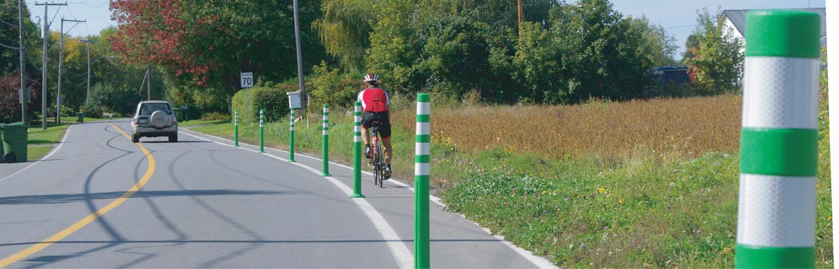 DEFLEX bike lane flexible delineator and flexible bollard on a bike path - DEFLEX Bollards and delineators - Traffic Innovation