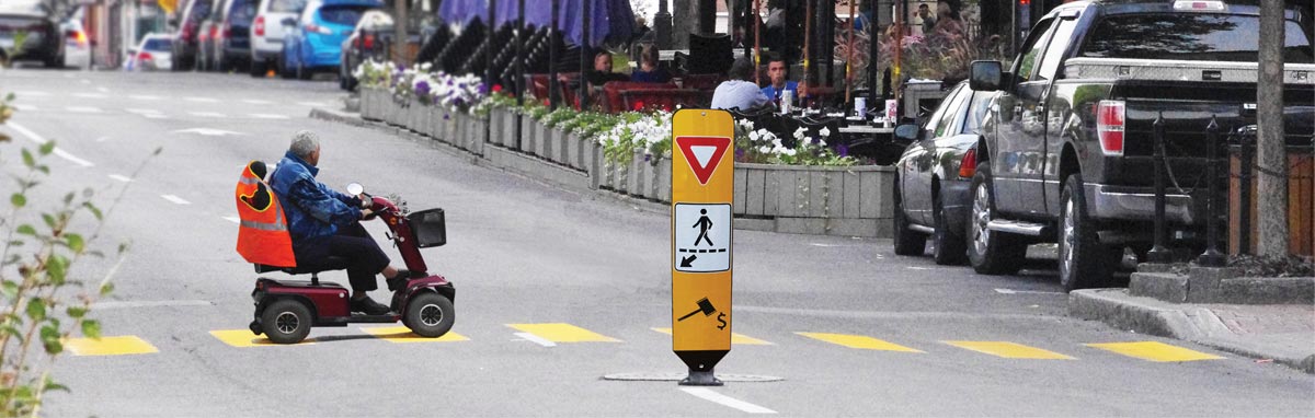 Panneau de signalisation routier flexible Gendarme sur une route - Bollards et délinéateurs DEFLEX- Trafic Innovation