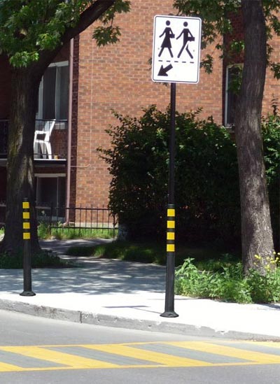 Poteau avec panneau de signalisation sur délinéateur DEFLEXSIGN - Bollards et délinéateurs DEFLEX - Trafic innovation