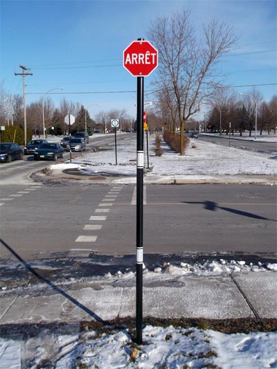 Poteaux de signalisation ronds avec panneau d'arrêt - Bollards et poteaux de signalisation - Trafic innovation