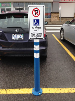 Signage on DEFLEX flexible parking lot delineator - DEFLEX Bollards and delineators - Traffic innovation