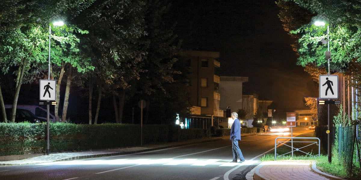 STP-Lux crosswalk lighting system on a boulevard - LED Traffic sign - Traffic Innovation